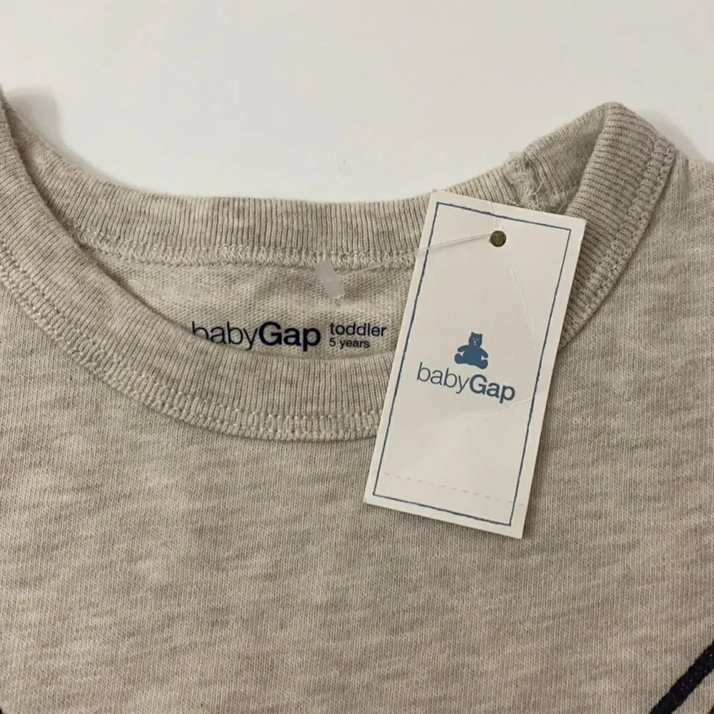 NWT 🍎 GAP T-SHIRT